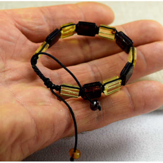 Adjustable bracelet made of natural amber beads